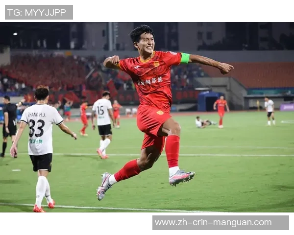 湖北U20男足载誉归汉，在银河机场被夹道欢迎